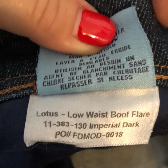Fidelity Lotus low waist boot flare jeans. 98% cotton 2% spandex. Size 26. - Picture 6 of 7